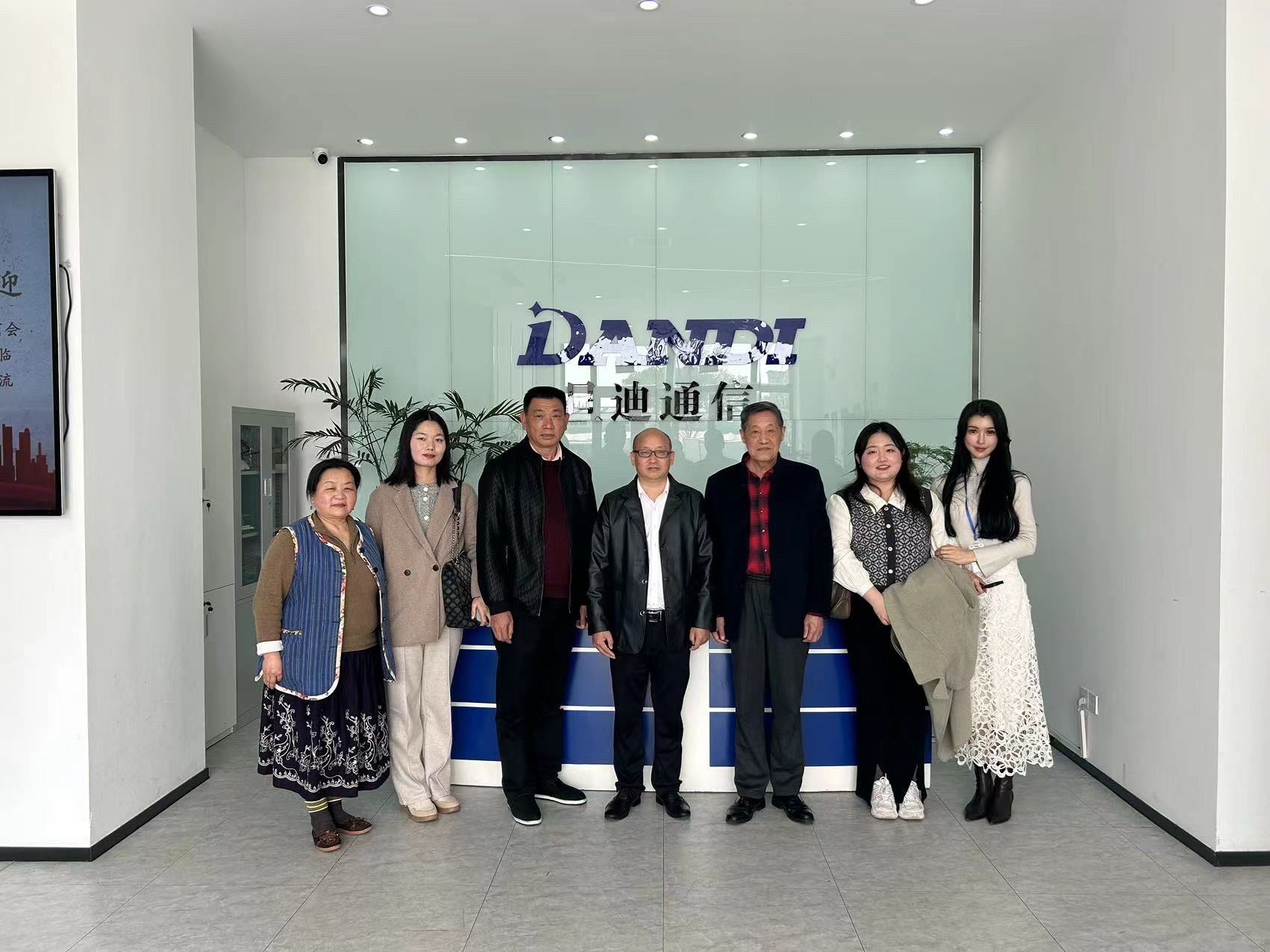 上海市湖南商会合照.jpg